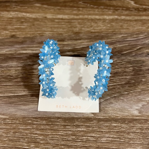 NWT BLUE FLORAL STATEMENT HOOP EARRINGS - Picture 4 of 5